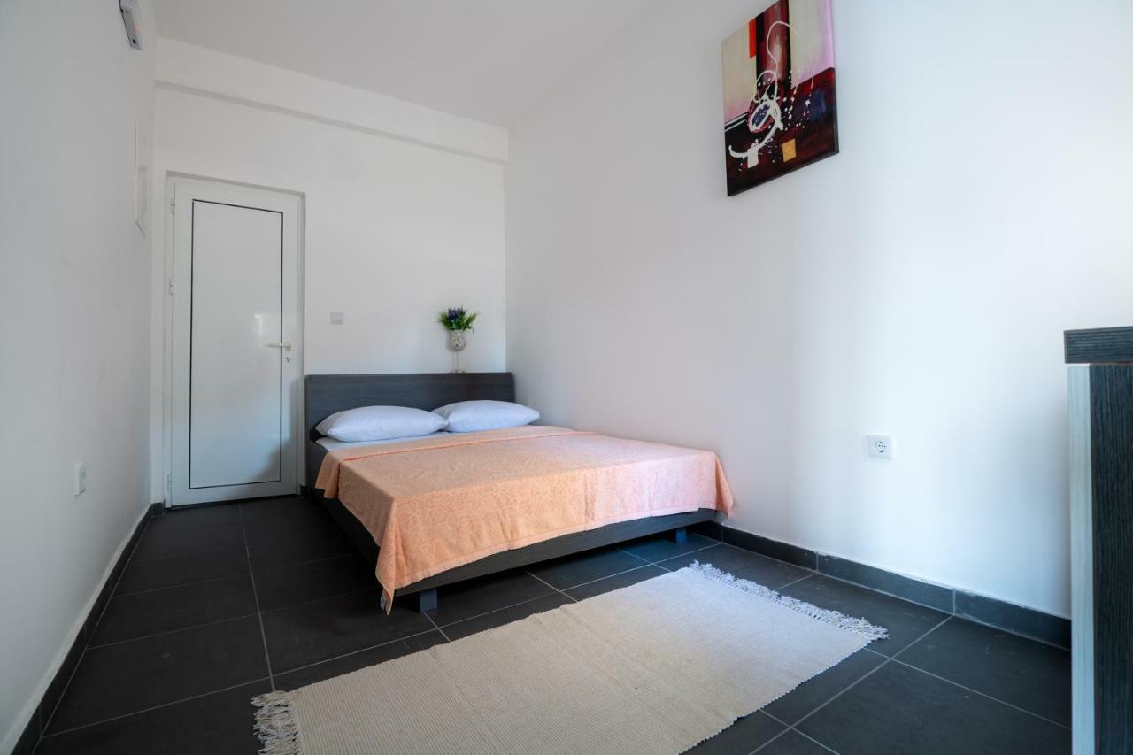 Apartments Lukrecia Неум Экстерьер фото